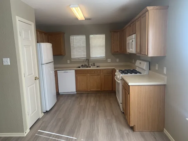 $1,870 | 380 Wetzel, Kyle, TX 78640