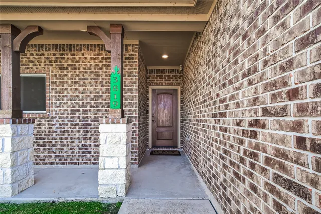 a view of entryway with a door