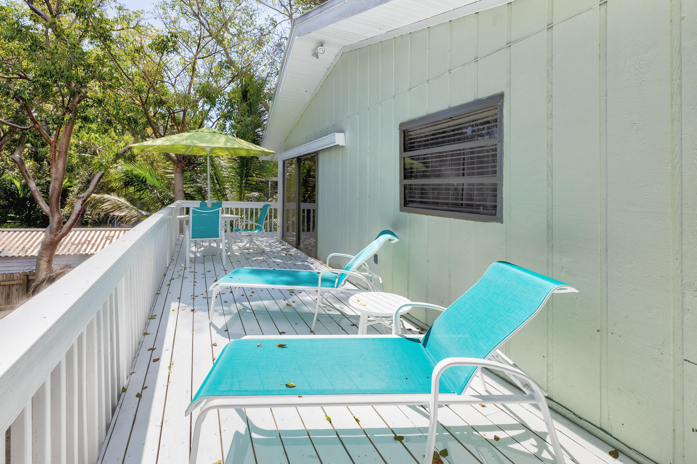 15 Sunset Road Key Largo, FL 33037 - Photo 35 of 58 a balcony with table and chairs