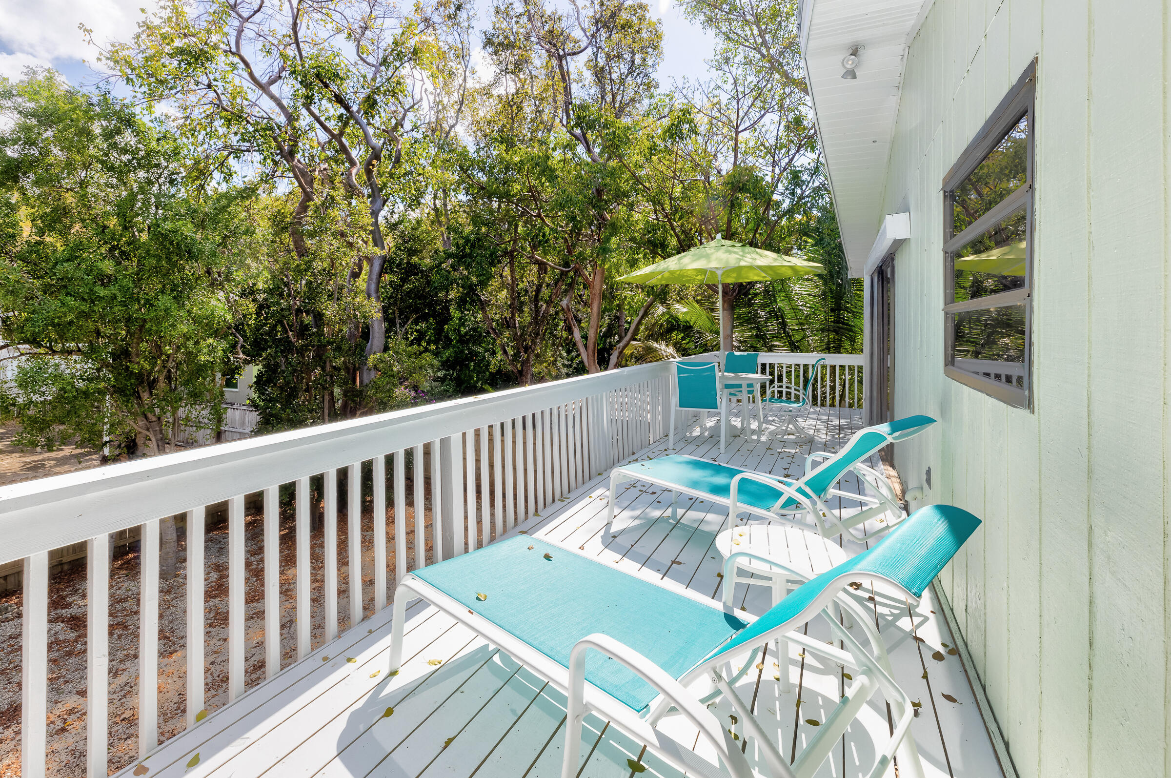 15 Sunset Road Key Largo, FL 33037 - Photo 37 of 58 a balcony with furniture and umbrella
