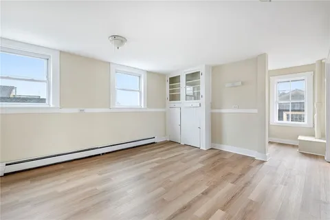 $2,800 | 427 Spring Street, Unit 3, Newport, RI 02840