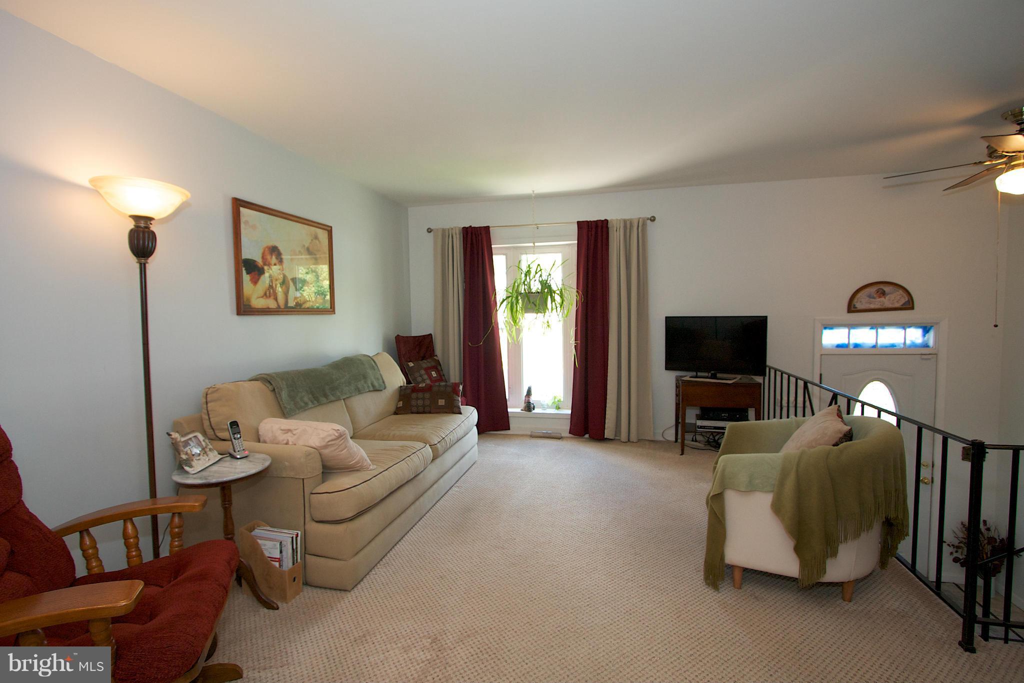 622 Banyan Road Edgewood, MD 21040 - Photo 4 of 27 Living Room