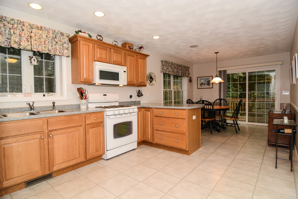8 Blackburn Road, Unit 8 Windham, NH 03087 - Photo 3 of 26