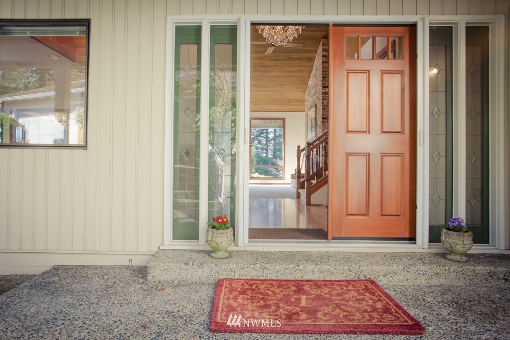 5558 West Mercer Way Mercer Island, WA 98040 - Photo 2 of 20 wooden floor with a outdoor space