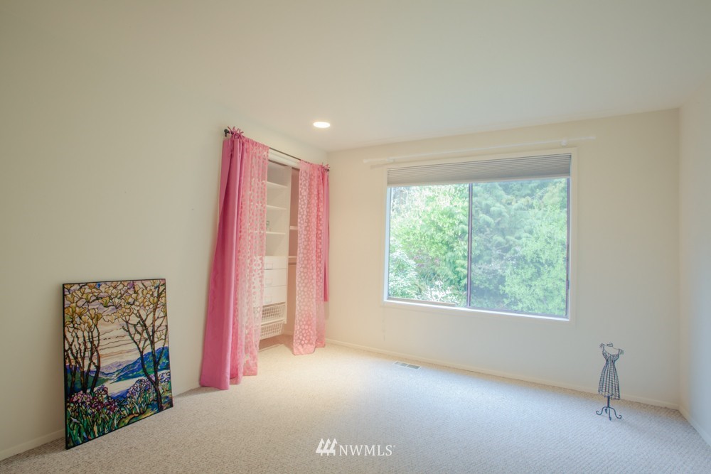 5558 West Mercer Way Mercer Island, WA 98040 - Photo 13 of 20 a very nice looking room with a large window