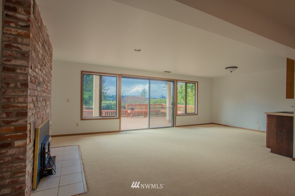 5558 West Mercer Way Mercer Island, WA 98040 - Photo 17 of 20 a view of an empty room with a window