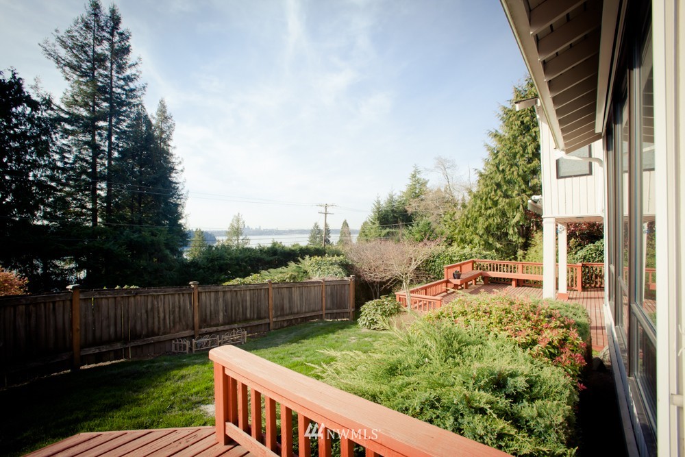 5558 West Mercer Way Mercer Island, WA 98040 - Photo 19 of 20 a view of a backyard with sitting area