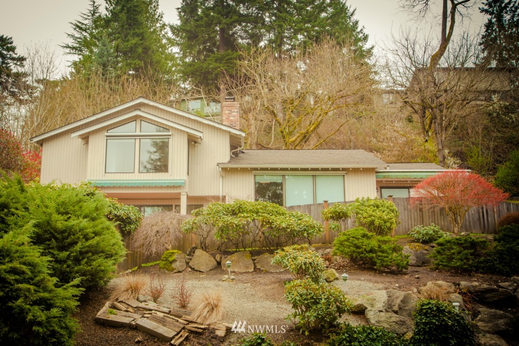 5558 West Mercer Way Mercer Island, WA 98040 - Photo 20 of 20 a front view of a house with a yard