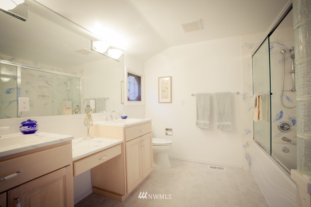 5558 West Mercer Way Mercer Island, WA 98040 - Photo 10 of 20 a bathroom with a sink a toilet and shower