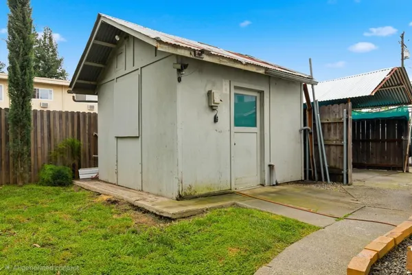 a view of a backyard
