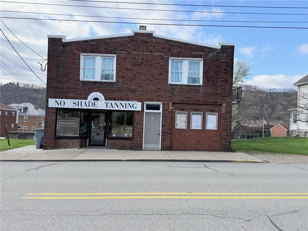 a building that has a lots of windows on it