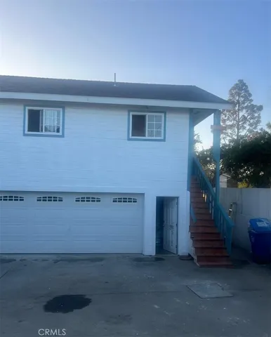 a view of entryway and hall