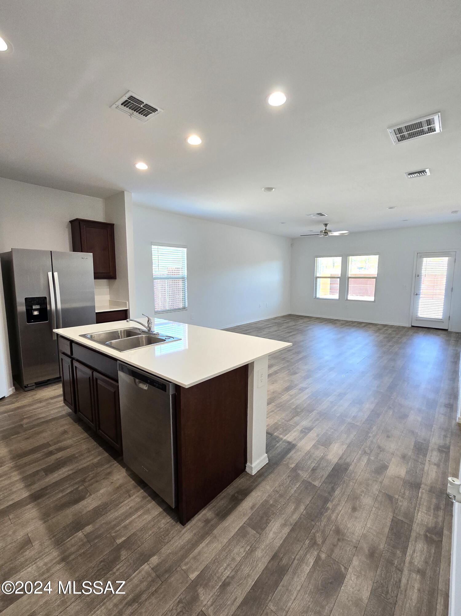 4877 South Avenida De Raspa Tucson, AZ 85746 - Photo 4 of 20 Quartz and great room