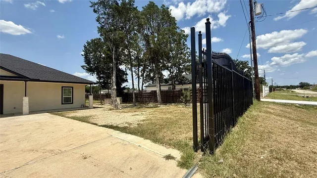 a view of a house with backyard