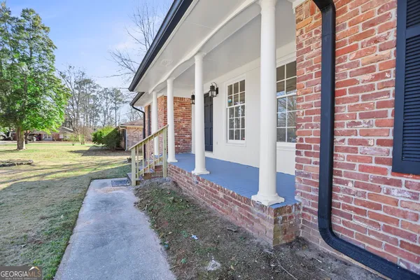 a view of a pathway with a house