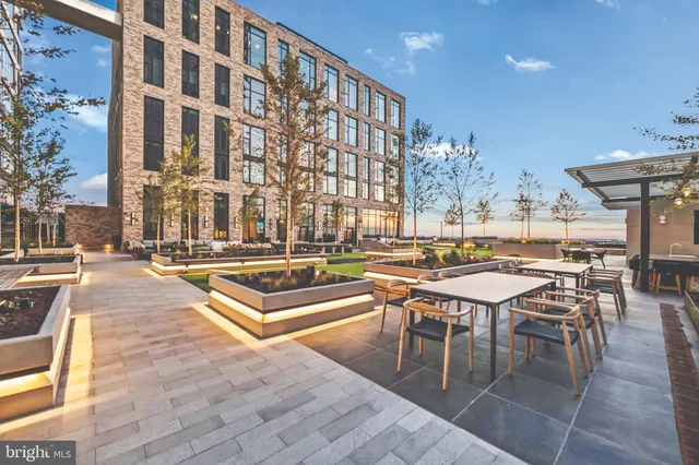 a view of a fountain in front of a building