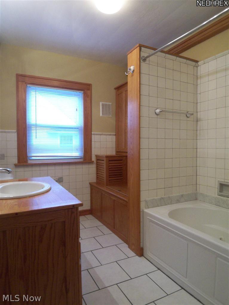 2202 Middlefield Road Cleveland Heights, OH 44106 - Photo 15 of 23