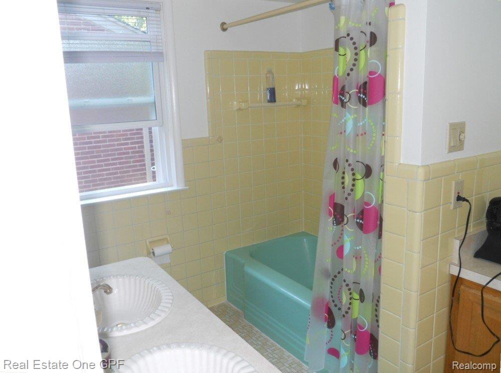 1979 Severn Road Grosse Pointe, MI 48236 - Photo 12 of 17 19 709 hall bath