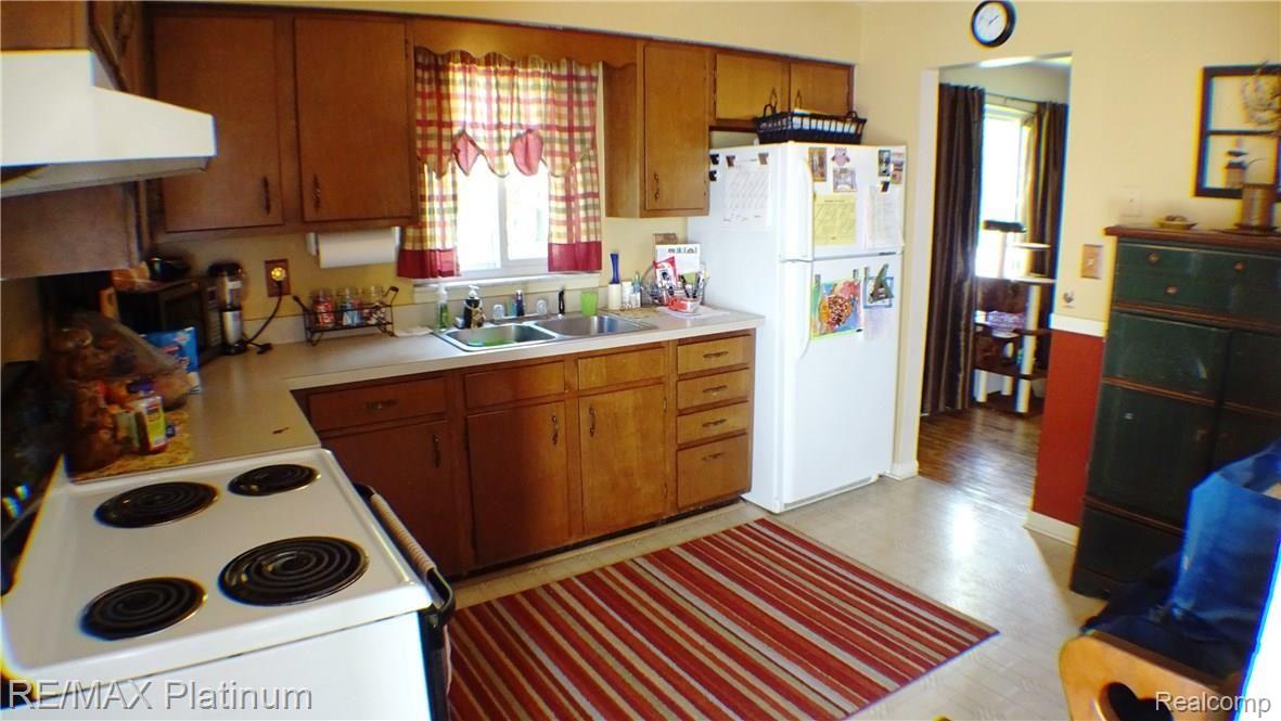 422 Fowler Street Howell, MI 48843 - Photo 5 of 25 422 Kitchen