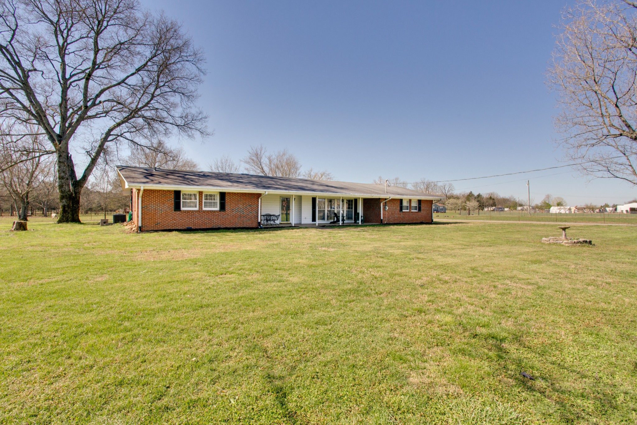 350 Flat Woods Road Lebanon, TN 37090 - Photo 3 of 33 a big room with lawn chairs and a large tree