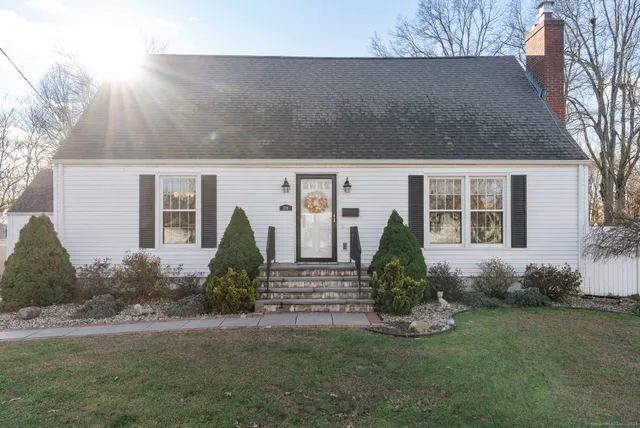 a view of a house with backyard and garden