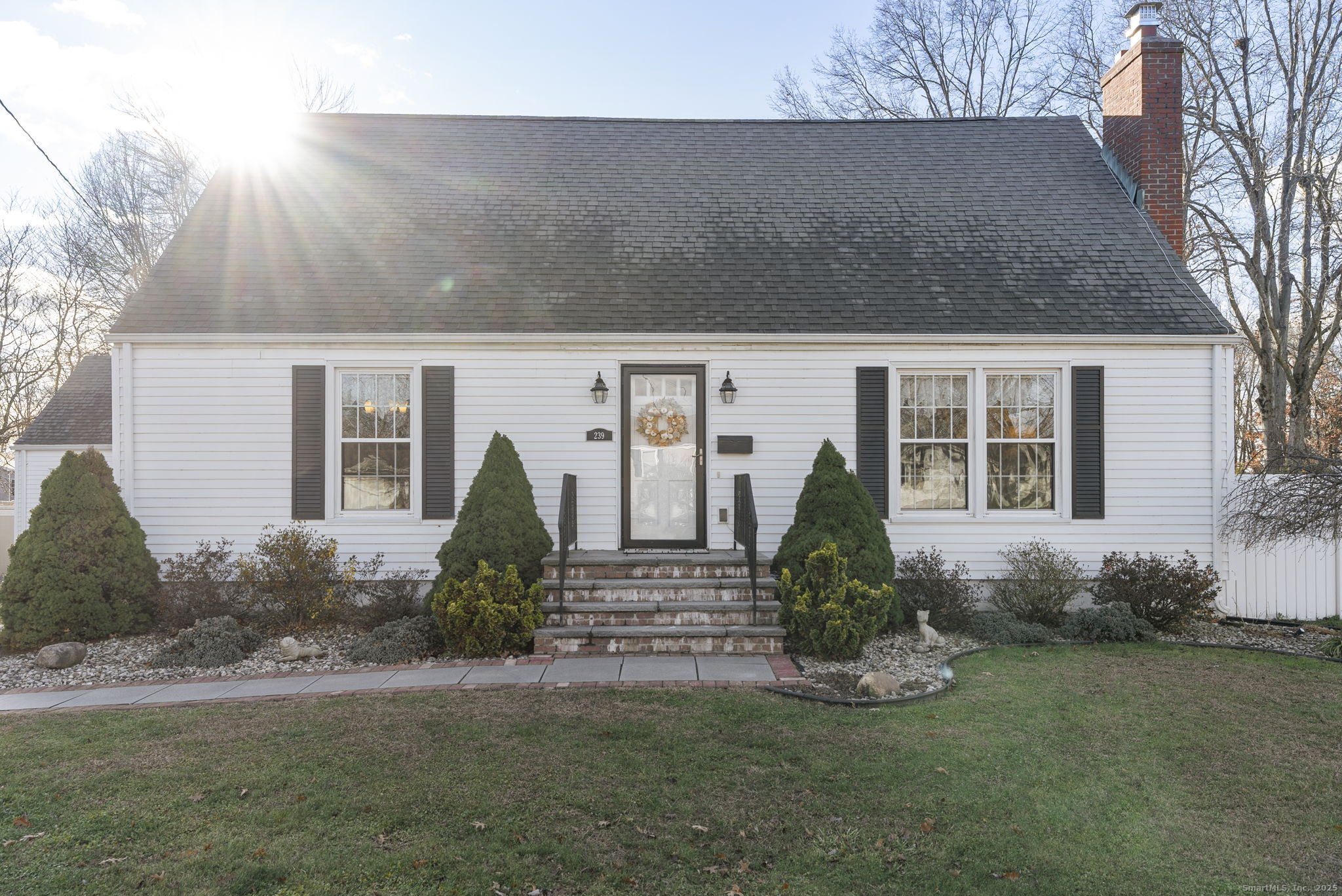 a view of a house with backyard and garden