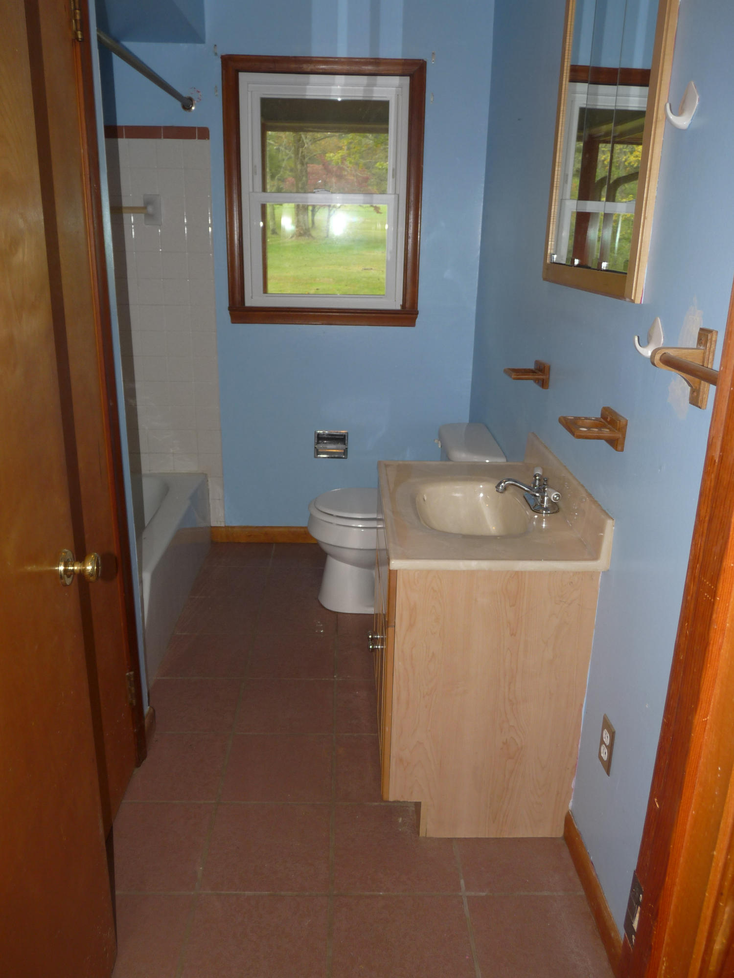 2533 Clint Lowe Road Crossville, TN 38572 - Photo 16 of 29 Main floor bath