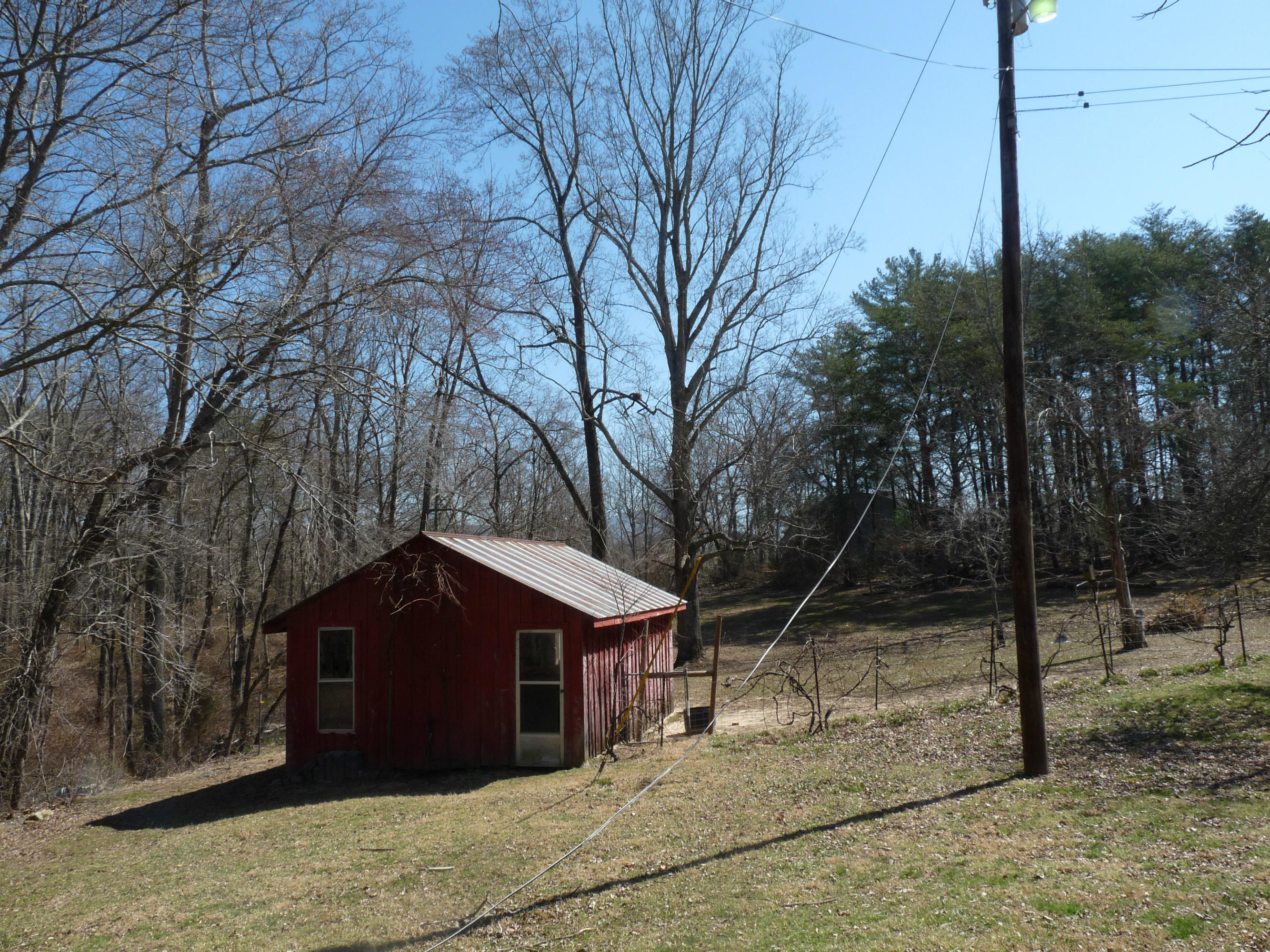 Fenced area w/ 1 stall & tack room
