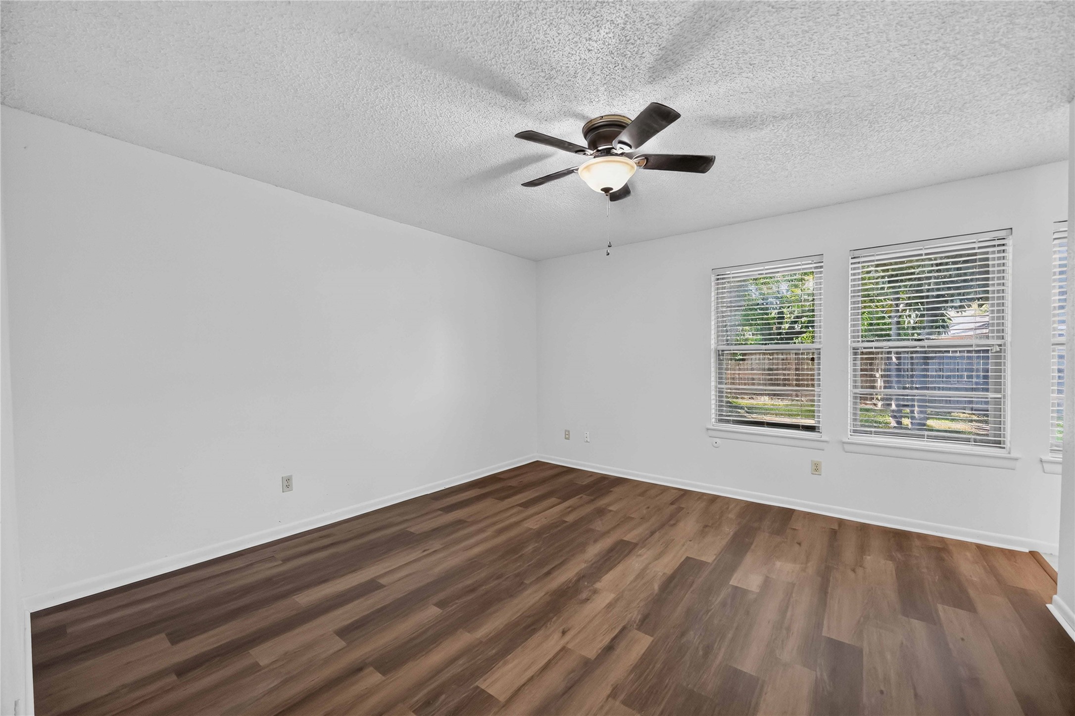6810 McCullum Road Houston, TX 77489 - Photo 9 of 20 Large primary bedroom.