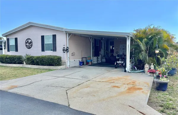 a view of a house with yard and plants