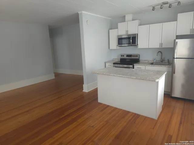 $1,050 | 1120 West Woodlawn Avenue, Unit 6, San Antonio, TX 78201