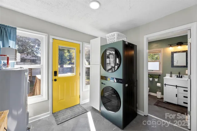 a view of a bedroom with washer and dryer