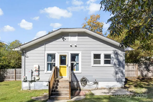 a view of a house with backyard