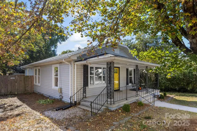 a view of a house with a backyard