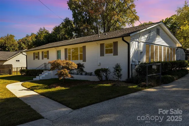 a view of a house with backyard and garden