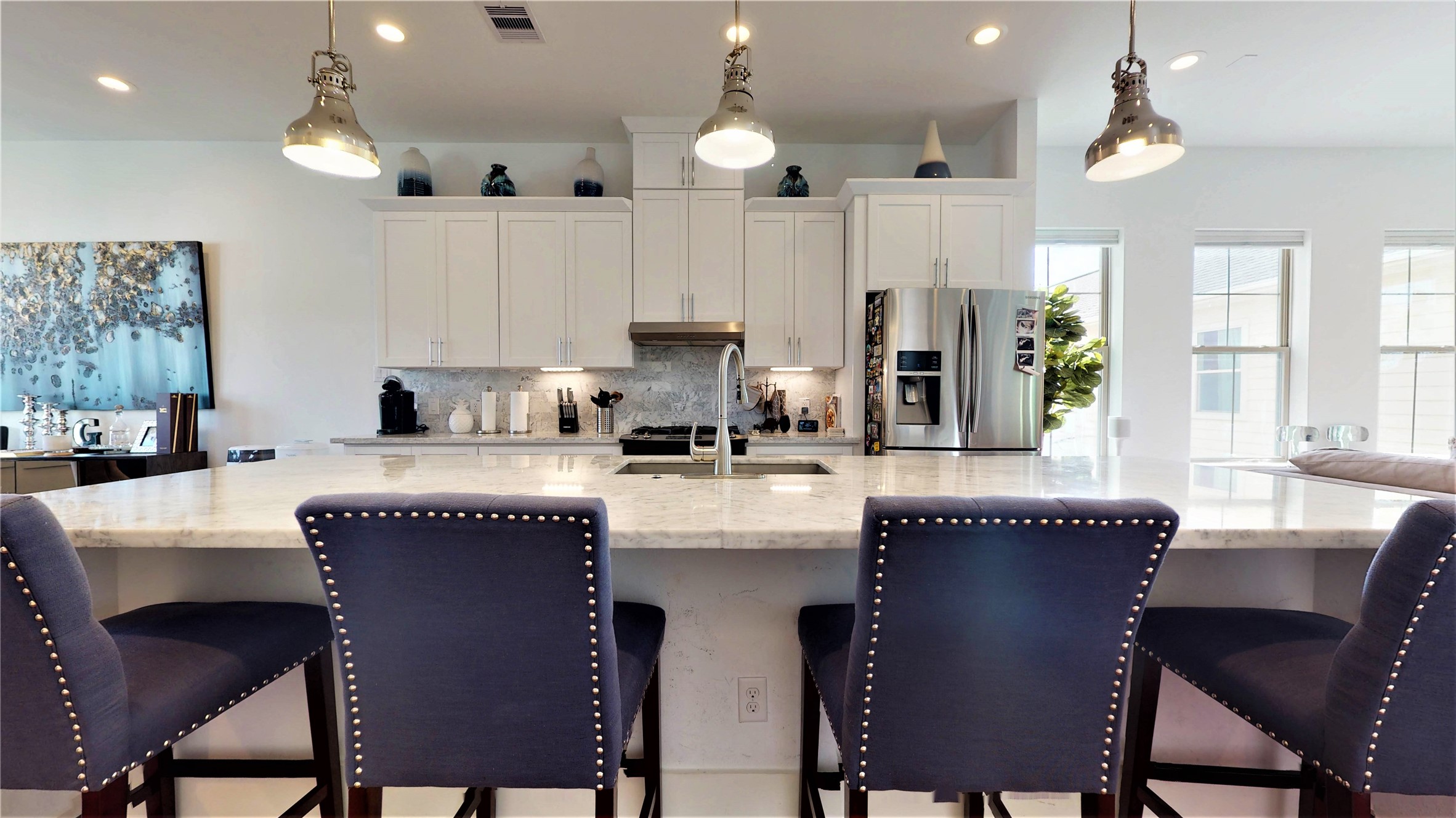 5422 Darling Street, Unit C Houston, TX 77007 - Photo 11 of 35 Counter Height Chairs / Marble Island