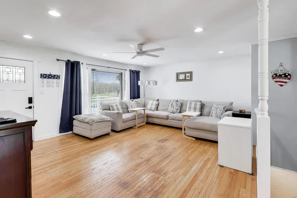 $295,000 | 4318 Sioux Lane, McHenry, IL 60050