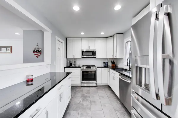 $295,000 | 4318 Sioux Lane, McHenry, IL 60050