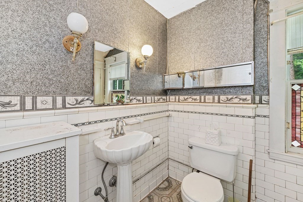 2084 Washington Street Newton, MA 02462 - Photo 13 of 17