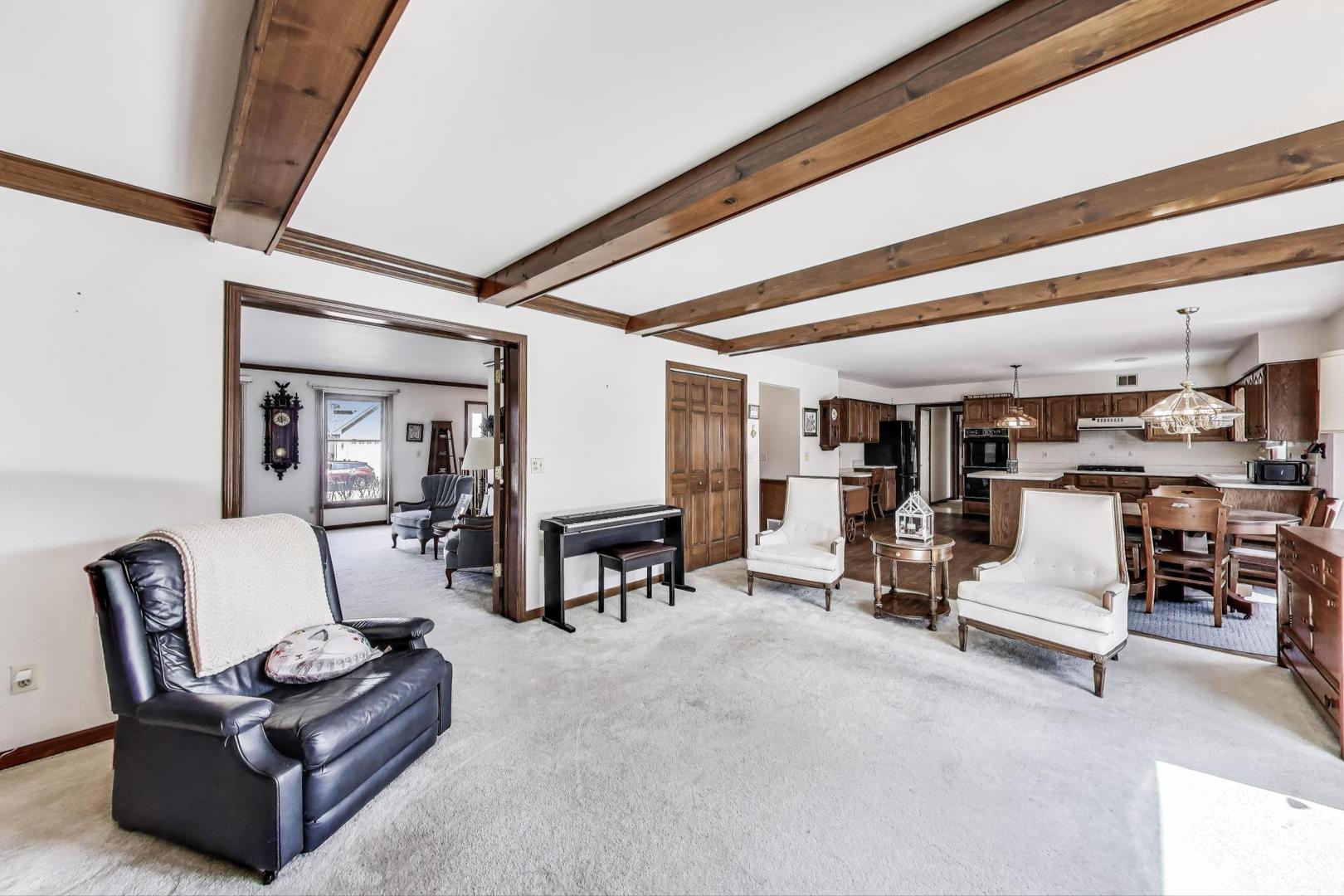 2080 Carolyn Road Aurora, IL 60506 - Photo 18 of 50 a living room with furniture and a couch