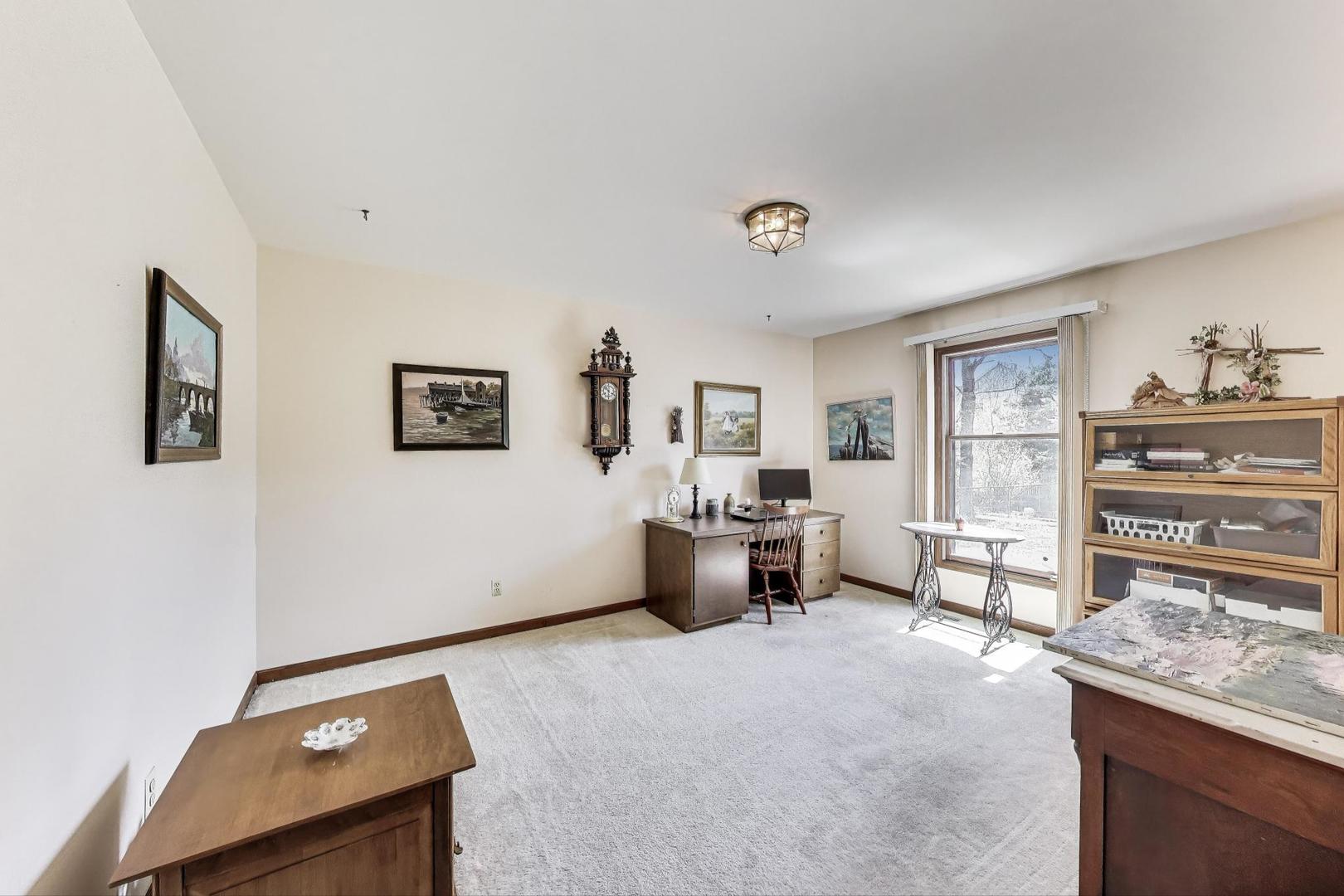 2080 Carolyn Road Aurora, IL 60506 - Photo 20 of 50 a living room with furniture and wooden floor