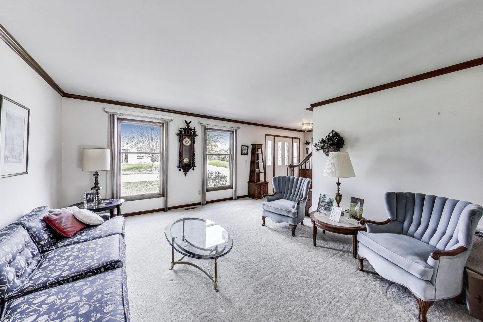 2080 Carolyn Road Aurora, IL 60506 - Photo 8 of 50 a living room with furniture and wooden floor