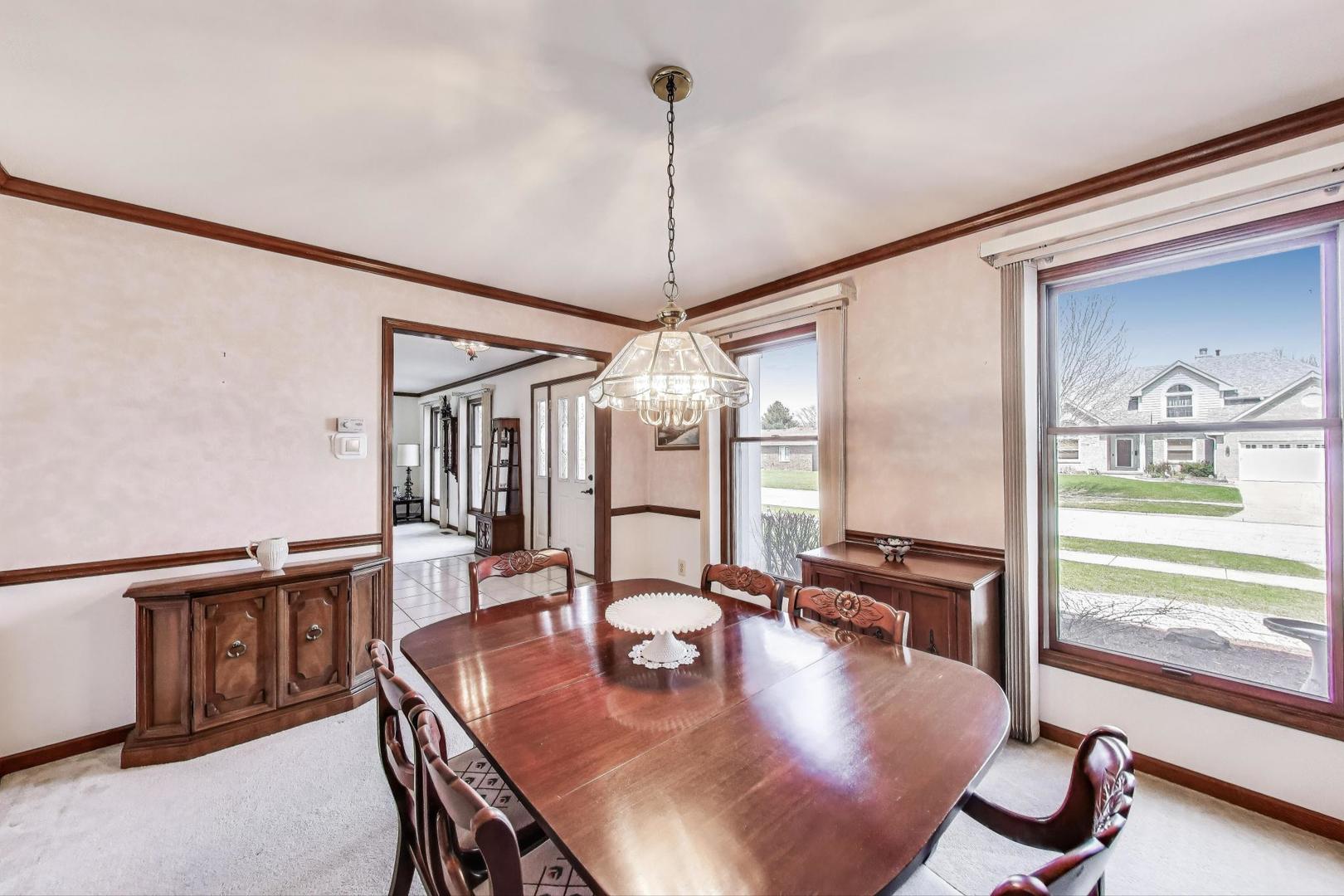 2080 Carolyn Road Aurora, IL 60506 - Photo 10 of 50 a dining room with furniture and window