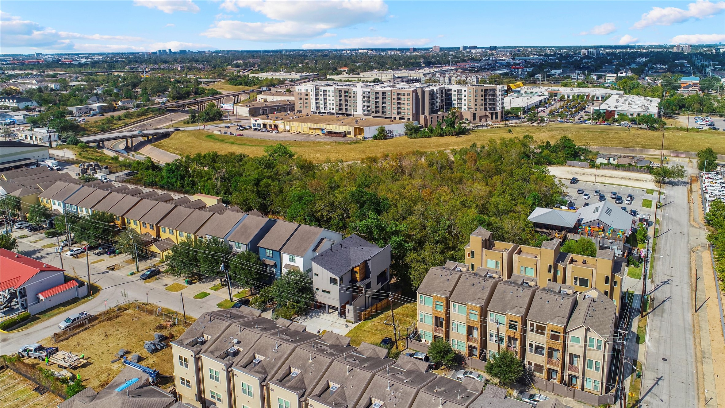 4510 Cornish Street Houston, TX 77007 - Photo 10 of 12 a view of a city from a terrace