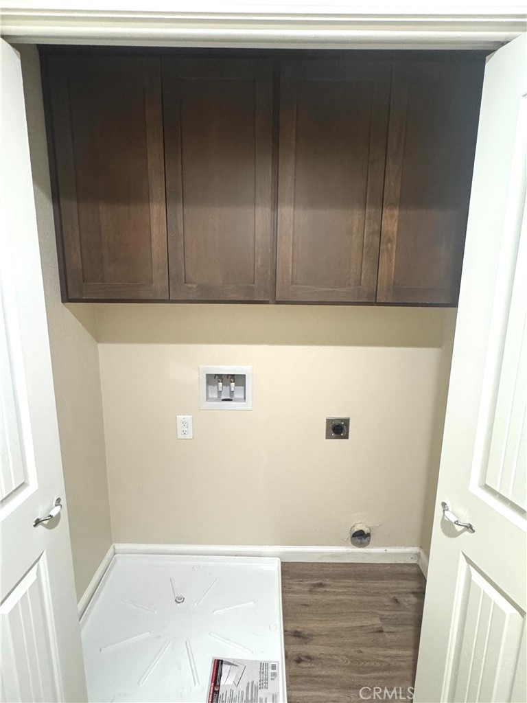1339 Playa Del Rey Drive Merced, CA 95348 - Photo 20 of 48 a bathroom with a bathtub