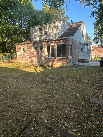 a view of a house with backyard