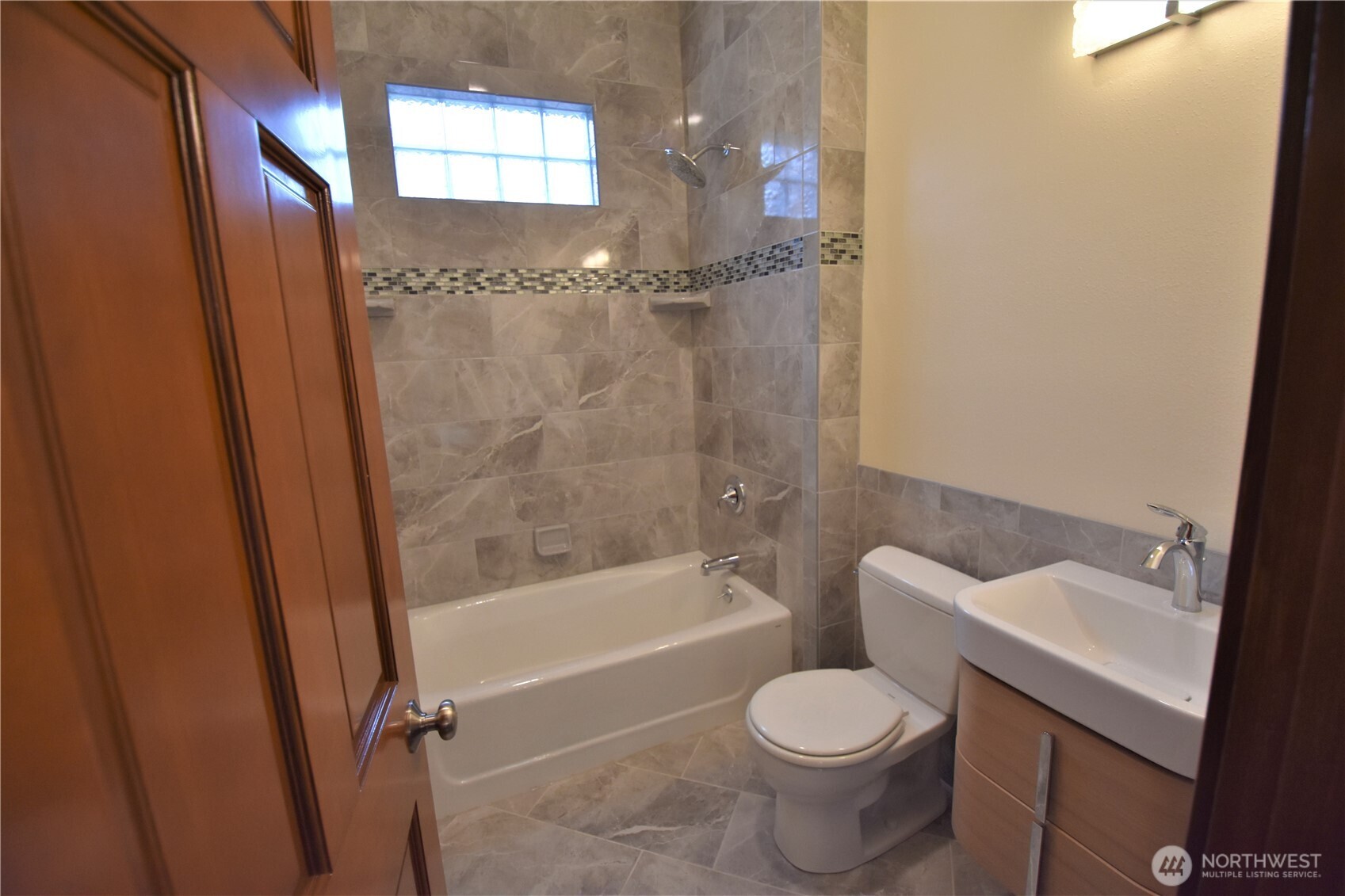 30331 Heimer Road Arlington, WA 98223 - Photo 4 of 37 a bathroom with a toilet and a shower