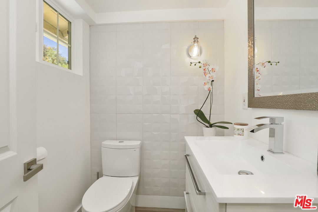 16634 Calneva Drive Encino, CA 91436 - Photo 12 of 30