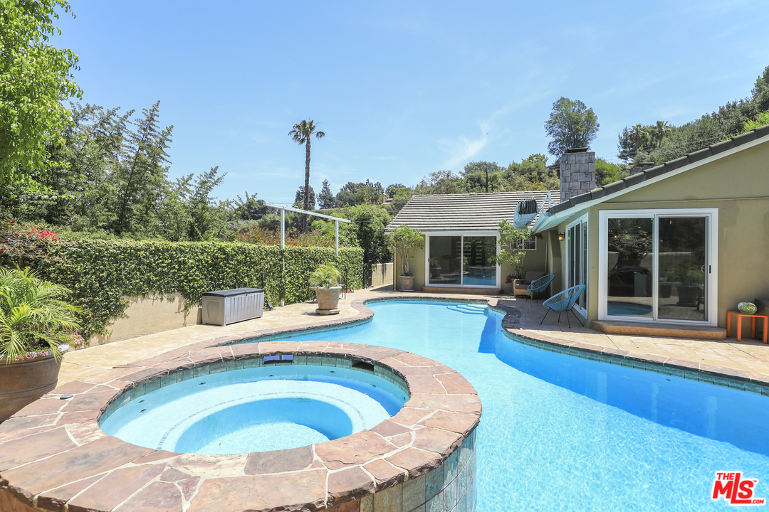 16634 Calneva Drive Encino, CA 91436 - Photo 16 of 30