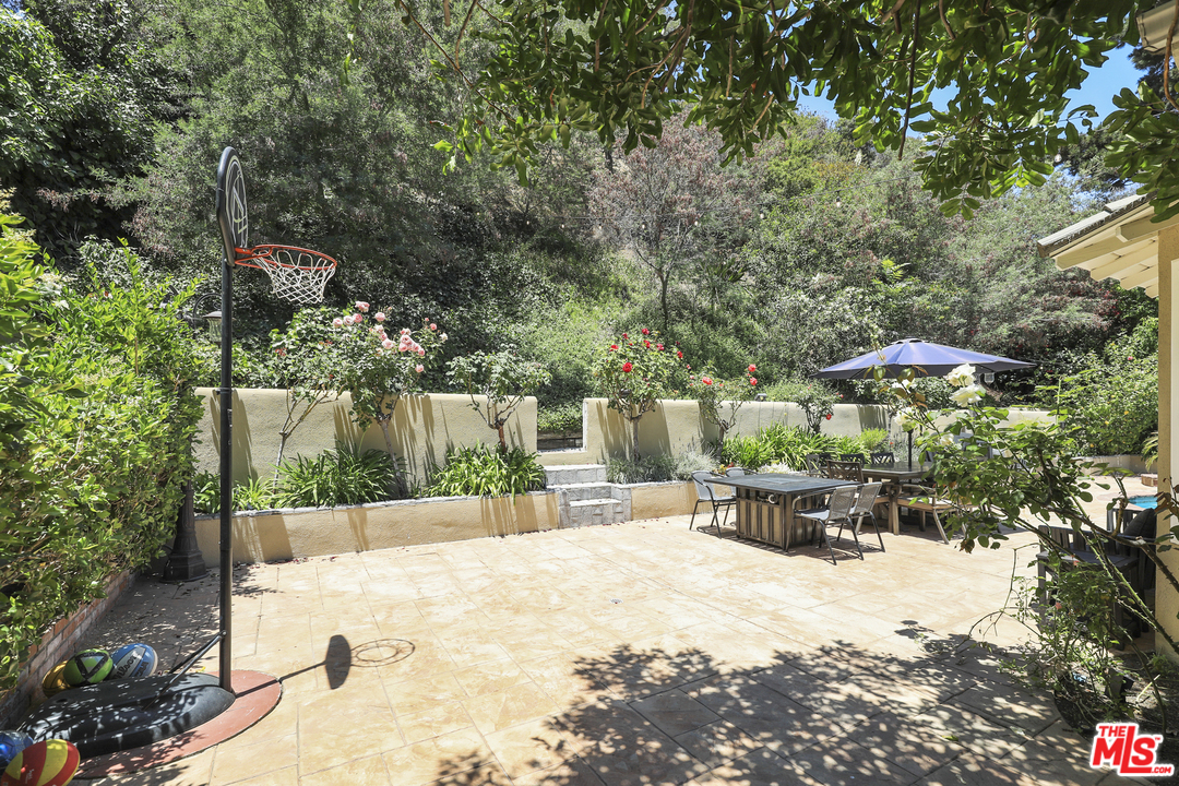 16634 Calneva Drive Encino, CA 91436 - Photo 26 of 30